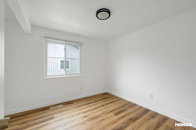 Building Photo - Newly Renovated 4BR Duplex in SW Loveland