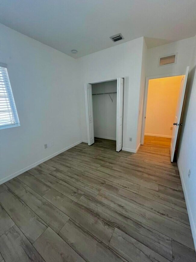 Building Photo - 1129 Vermilion Dr