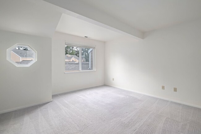 Building Photo - 3 Bedroom and 2.5 Bath Townhouse