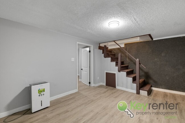Building Photo - Freshly remodeled 2 bedroom + 2 bonus room...