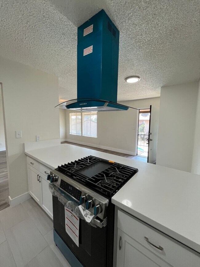 Building Photo - MOVE IN READY! UPSTAIRS UNIT WITH BALCONY!