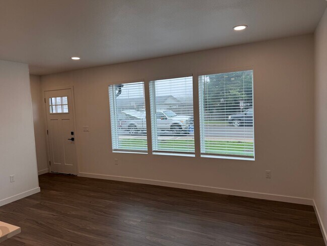 Building Photo - Brand new 3 bedroom 3 full bath townhouse in Thurston! MOVE IN SPECIAL!