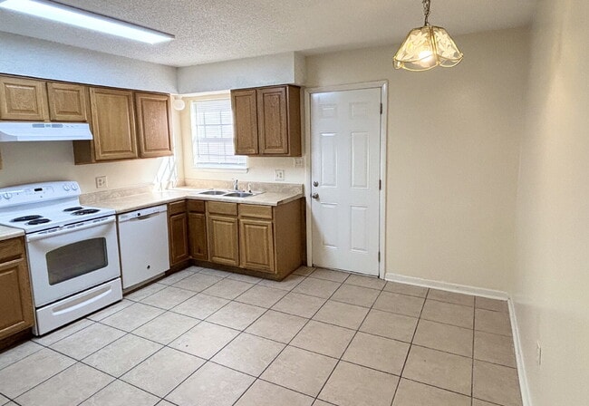 Building Photo - "Charming 2-Bed Townhouse in Fort Walton B...