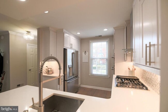 Building Photo - 332 S Alfred St