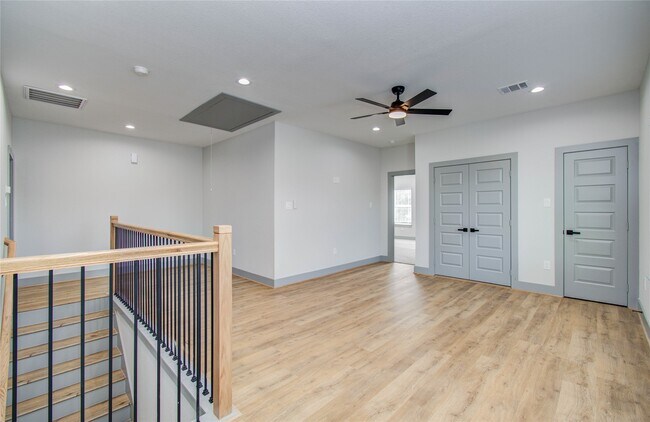 Building Photo - 837 S Victory Dr