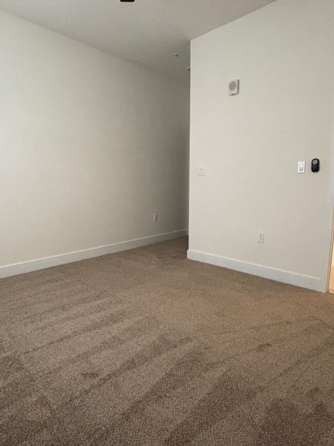 Building Photo - Great Condo unit in Doral