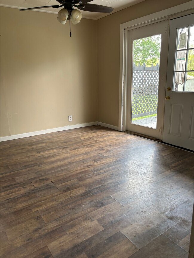 Building Photo - 3 Bedroom Ranch by the River