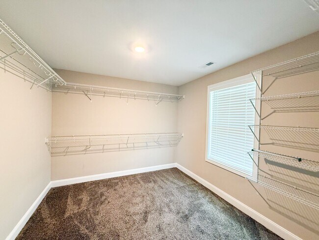 Building Photo - 5 Bedroom 3 Bathroom Home