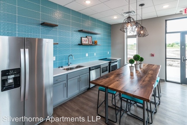 Building Photo - 2113 S Silverthorne Ave
