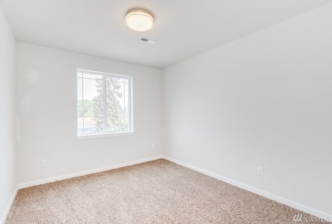 Building Photo - Newer 4 Bed 2.5 Bath with Bonus Room!!