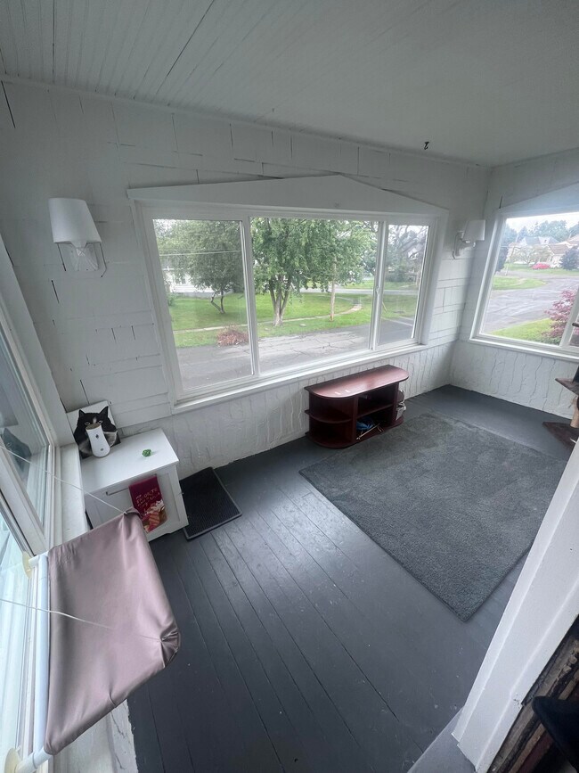 sunroom area - 534 Kenwick Dr