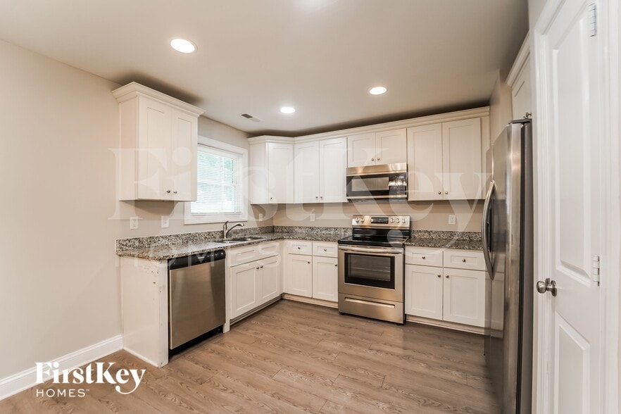 Building Photo - 656 Smith St