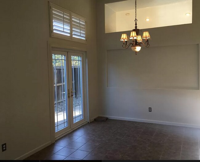 Building Photo - Great location!  Close to shopping, schools and freeway access