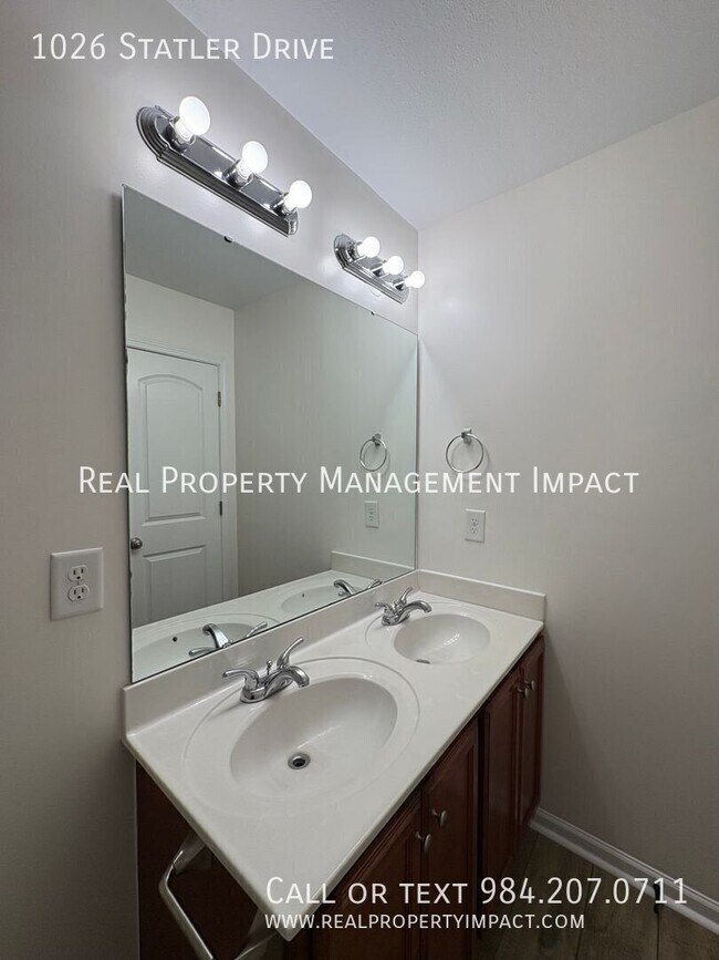 Building Photo - 1026 Statler Dr