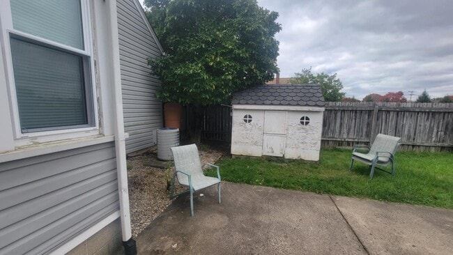 Building Photo - 168 Main St