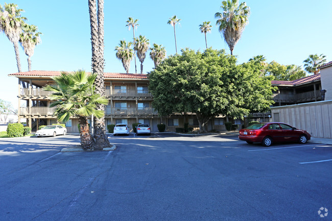 Primary Photo - Saddleback Lodge