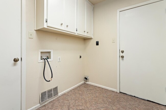 Building Photo - 6760 Gladys Ave