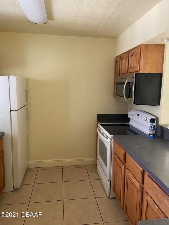 Building Photo - 2 bed condo overlooking the river