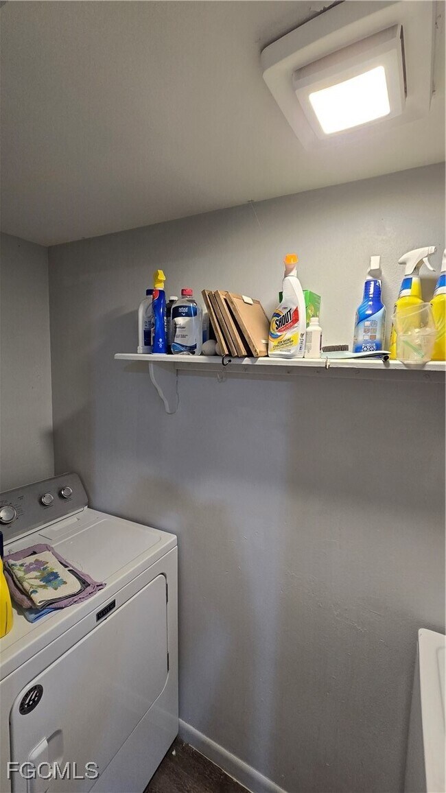 Building Photo - 5223 Cedarbend Dr