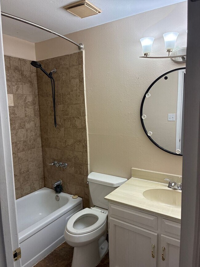 Building Photo - Adorable 3 bedroom home nestled in the ne Heights