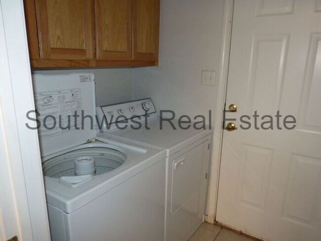 Building Photo - 2 Bed 2 Bath Apt--Perfect for roommates!!