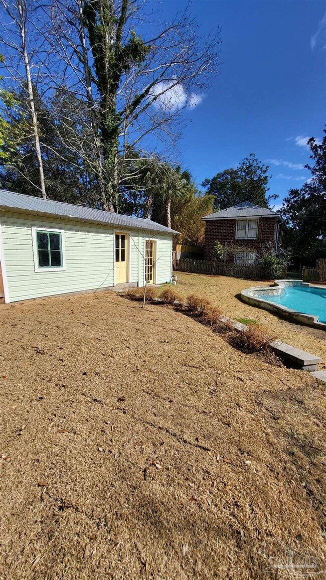 Building Photo - 1800 E Lloyd St