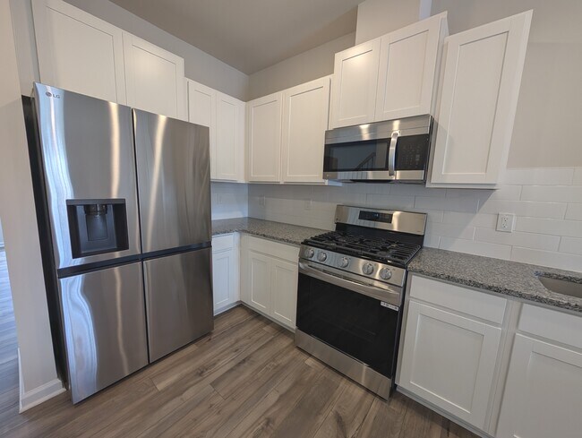Building Photo - 3156 Fall Hills Dr
