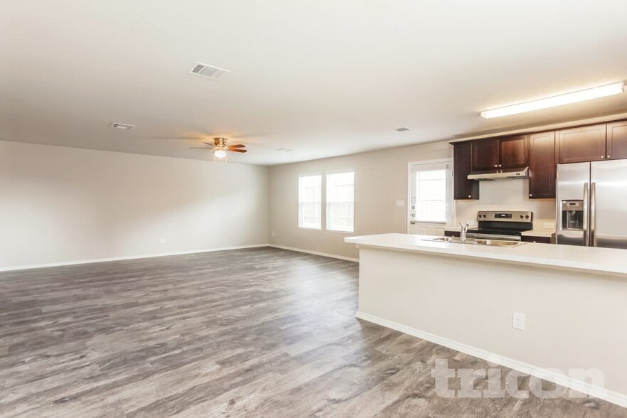 Building Photo - 1932 Bluethroat