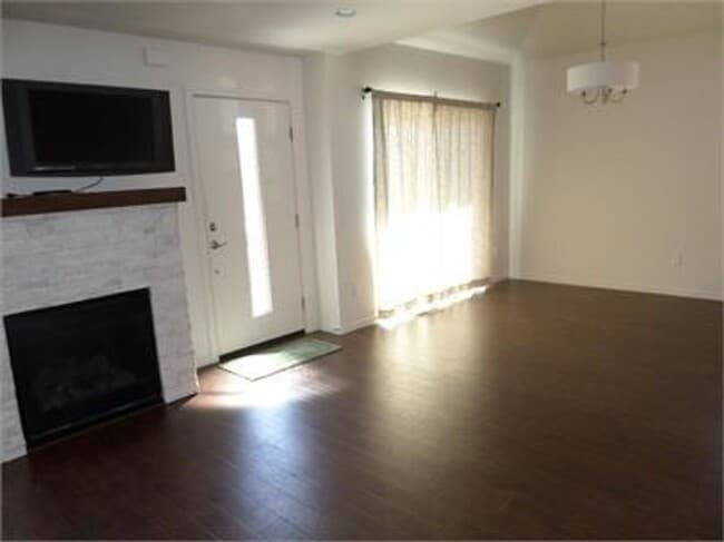 Building Photo - Stunning town home in the Ridgeview Place ...