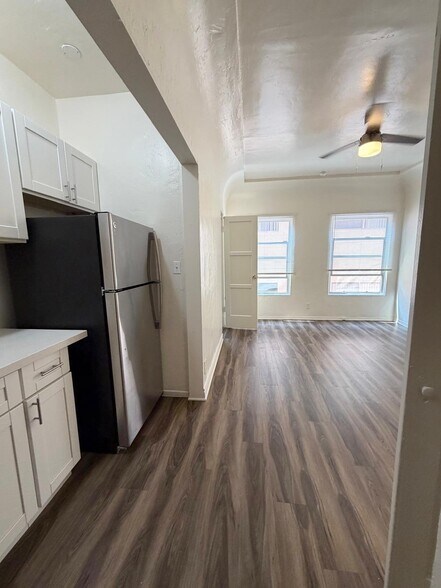 Building Photo - 111 S Manhattan Pl