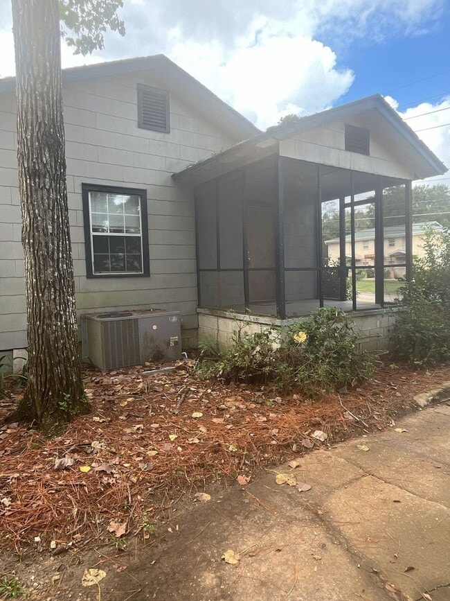 Building Photo - 2 bed 1 bath house- Walk to stadium!! April 20th!!!