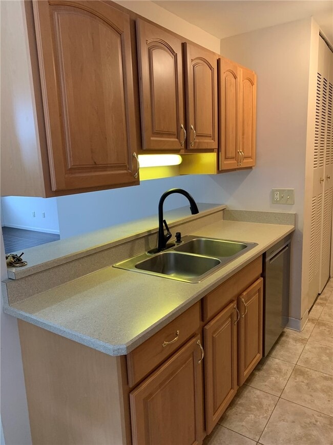 Building Photo - 26 Heron Way S