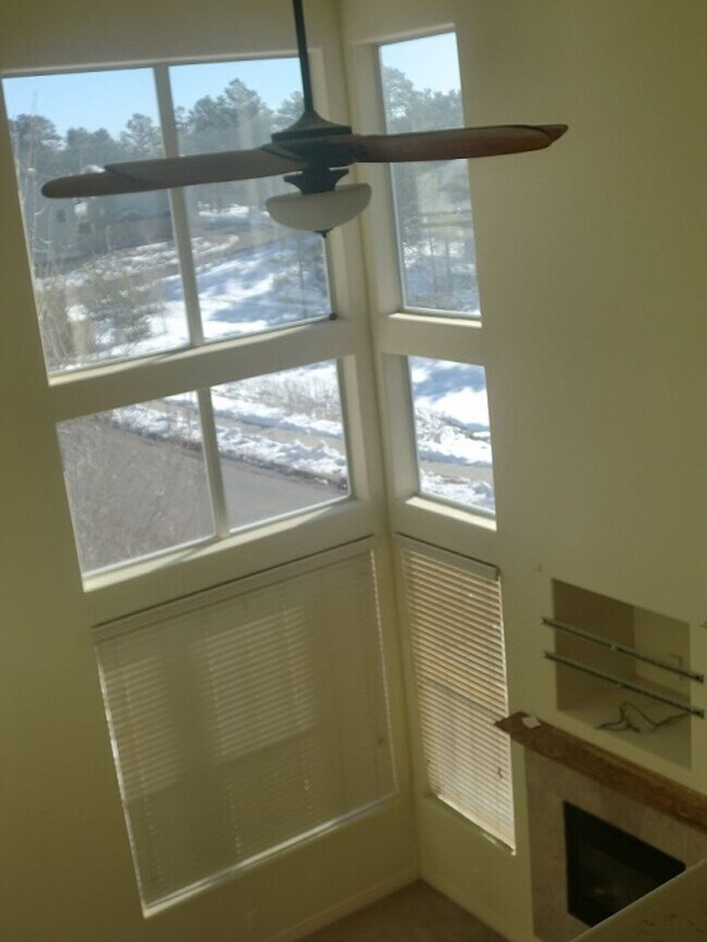 Building Photo - COMING IN AUGUST! Nice 4-bed Townhouse in ...