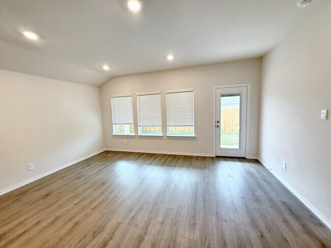 Building Photo - 4/2 in Sweetwater Springs Community, Sherman