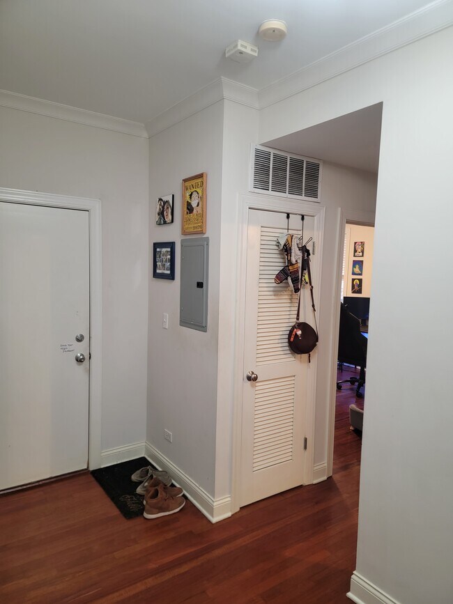 Building Photo - 7627 N Greenview Ave