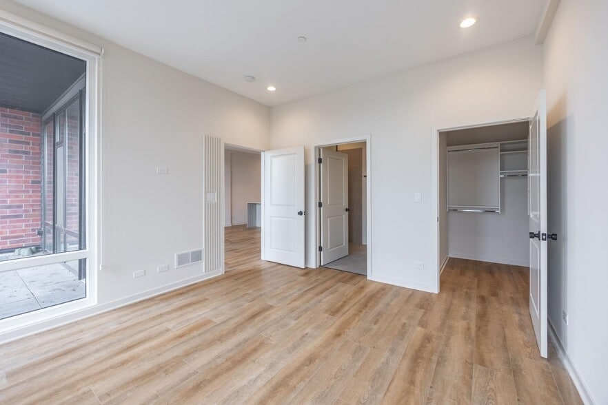 Building Photo - 6340 W Belmont Ave