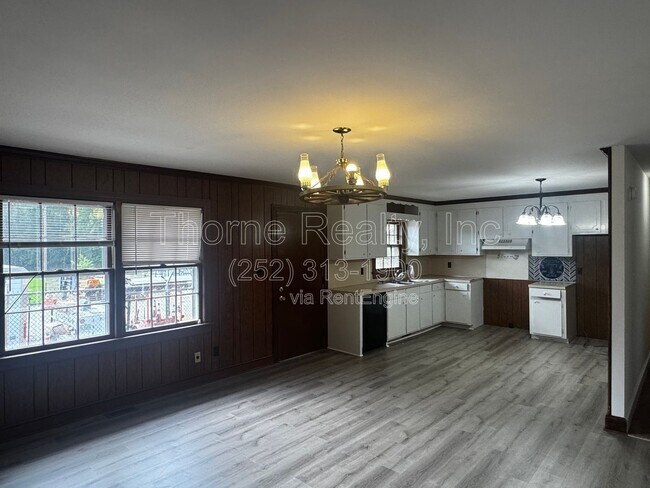 Building Photo - 3920 Sunset Ave