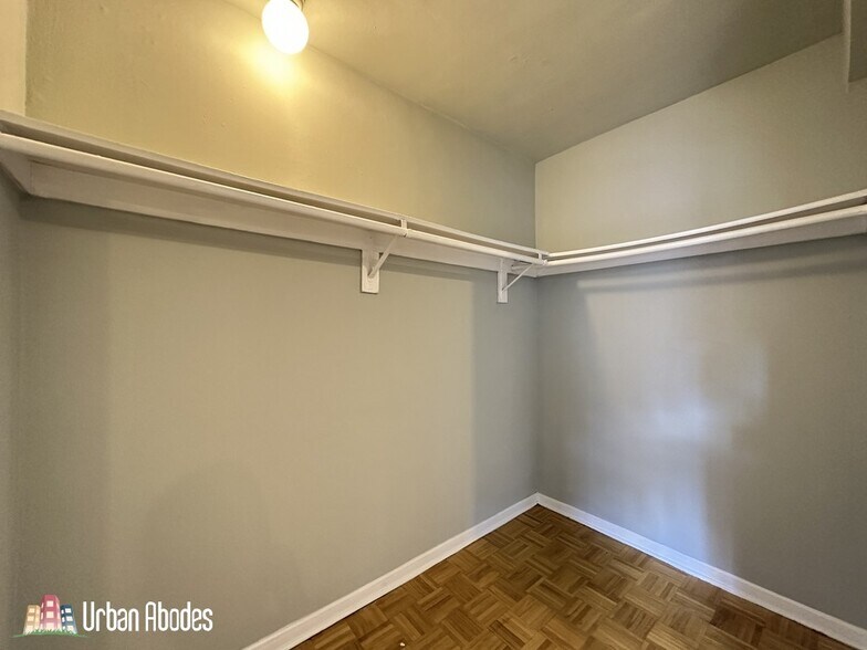 Building Photo - 727 W Belmont Ave