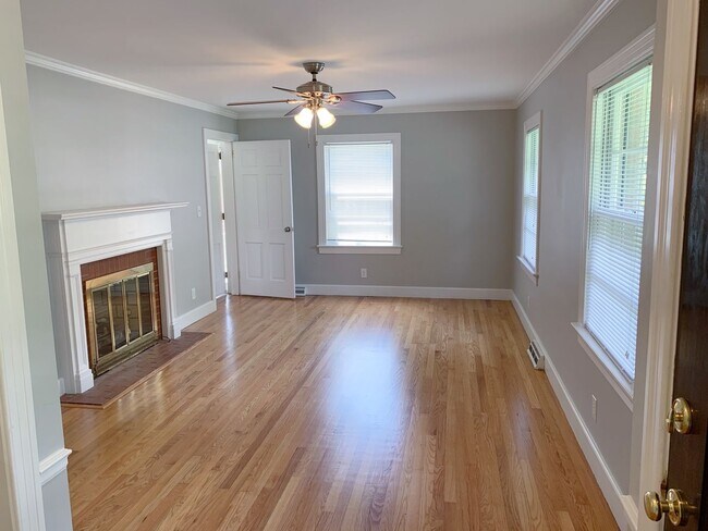 Building Photo - Beautiful 4 Bedroom 2 Bathroom home in the...