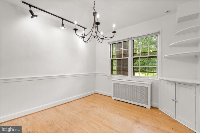 Building Photo - 11 E Rosemont Ave