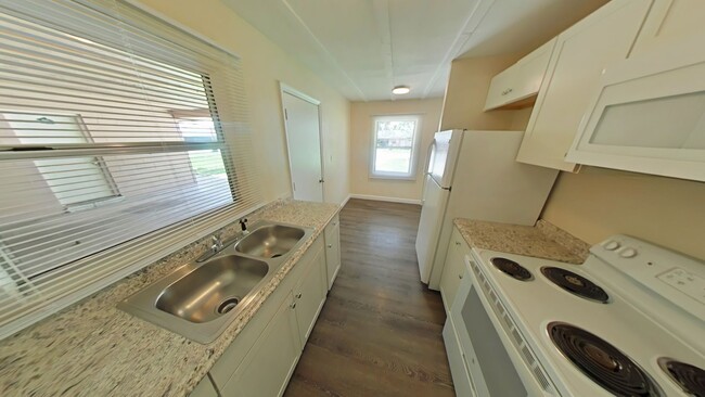 Building Photo - Beautiful 2/1 Duplex - Convenient Location