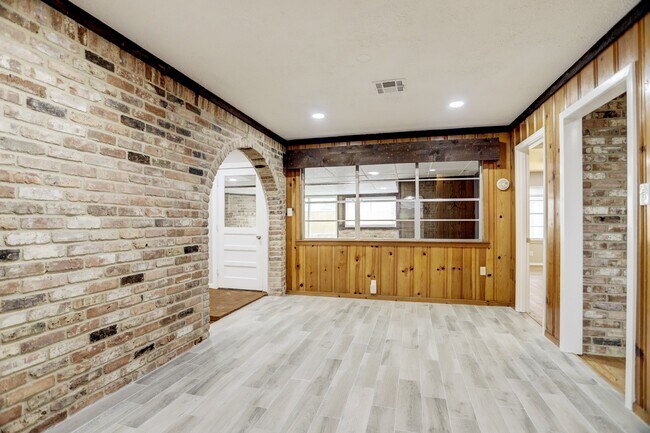 Building Photo - 5814 Anaqua Dr