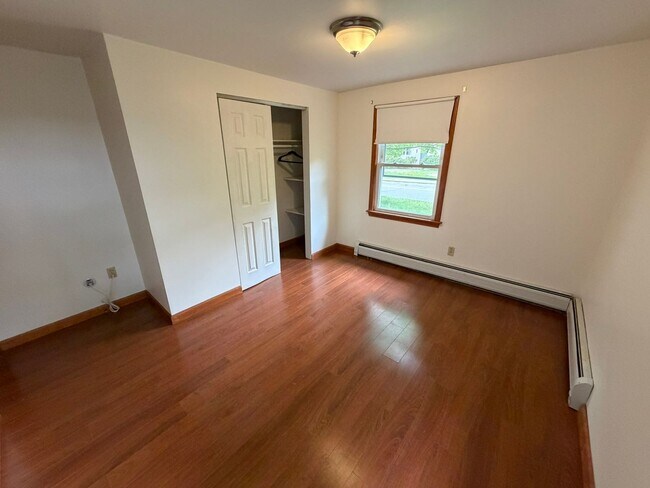 Building Photo - Beautiful 4 Bed / 2 Bath, Single Family Home. Close to Downtown Northampton!