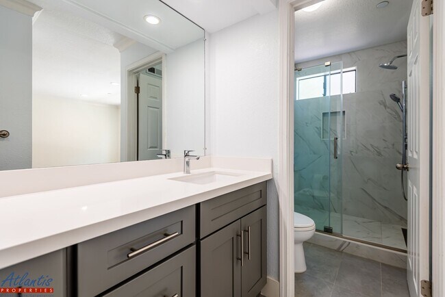 Building Photo - Beautiful Townhouse | Desirable Location