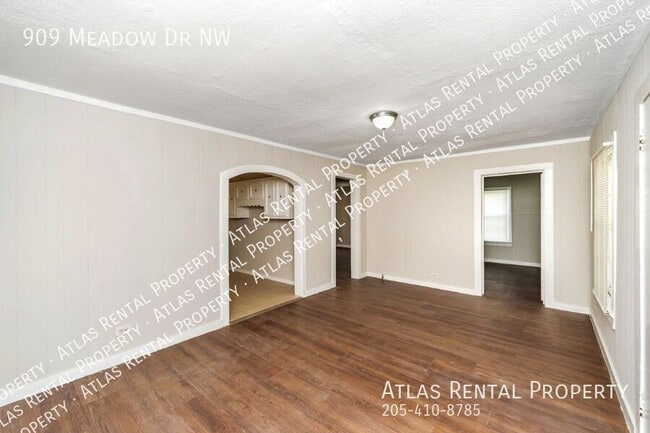 Building Photo - 909 Meadow Dr NW