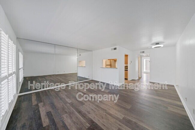 Building Photo - 8401 N New Braunfels Ave