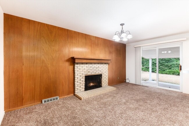 Building Photo - Vintage 5 bed Home in Green Mountain Estat...