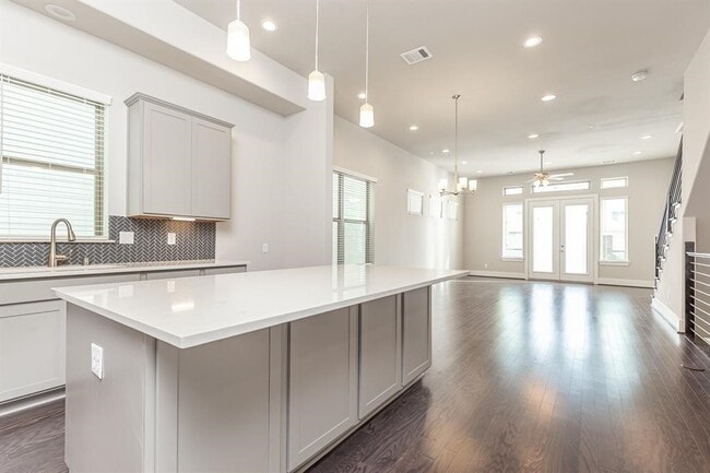 Building Photo - 5836 E Post Oak Ln