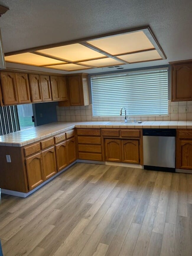 Building Photo - Beautiful 4 Bedroom 2 Bath Located in Nort...