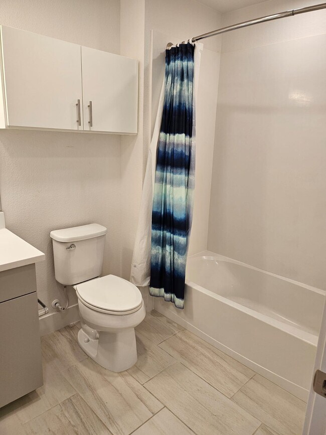 Second Bathroom - 3835 Heart Cmn